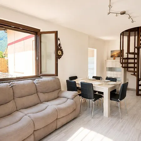 The Music Of The - Front With Three Bedrooms * Dongo