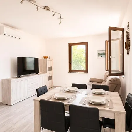 The Music Of The - Front With Three Bedrooms Apartment